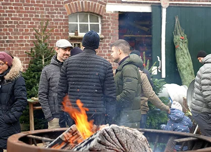 Mitarbeitende der GOB beim Weihnachtsevent 2025 am Feuerkorb im Mengelshof Kempen.