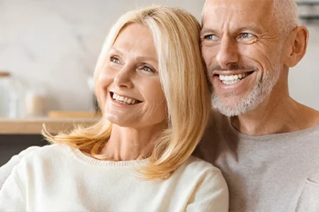 Für Altersversorgungseinrichtungen konzipiert – unser ganzheitliches Bestandsführungssystem unitop Entspanntes Rentner-Paar genießt auf dem Sofa sorgenfreien Ruhestand dank guter Altersvorsorge