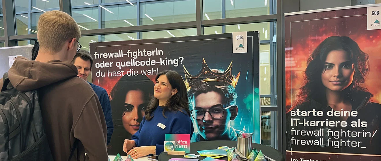 Erste Gespräche am GOB-Messestand auf dem Career Day 2026 an der RWTH Aachen GOB-Mitarbeitende beraten Studierenden am Messestand auf dem Career Day der RWTH Aachen.