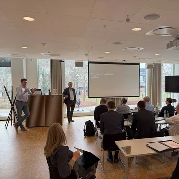 Dmitry Chadayev und Jannik Bausager bei Vortrag zur Partnerstrategie in der Microsoft-Zentrale Kopenhagen