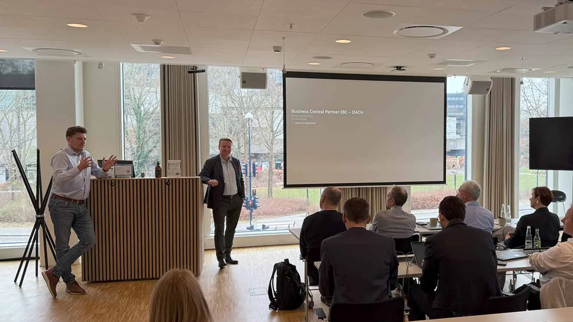 Dmitry Chadayev und Jannik Bausager bei Vortrag zur Partnerstrategie in der Microsoft-Zentrale Kopenhagen
