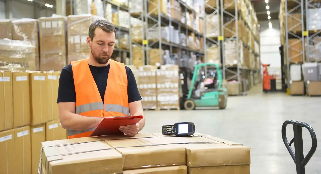 Wareneingang-Lagermitarbeiter mit MDE-Gerät und Tablet Lagerarbeiter mit MDE-Gerät und Tablet zur mobilen Datenerfassung im Einsatz mit einem WMS