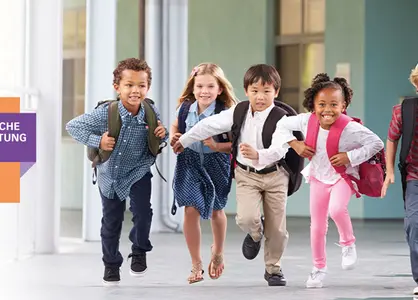 Fröhliche Schulkinder rennen auf Kamera zu; Logo & Motto der Evangelischen Schulstiftung in der EKBO