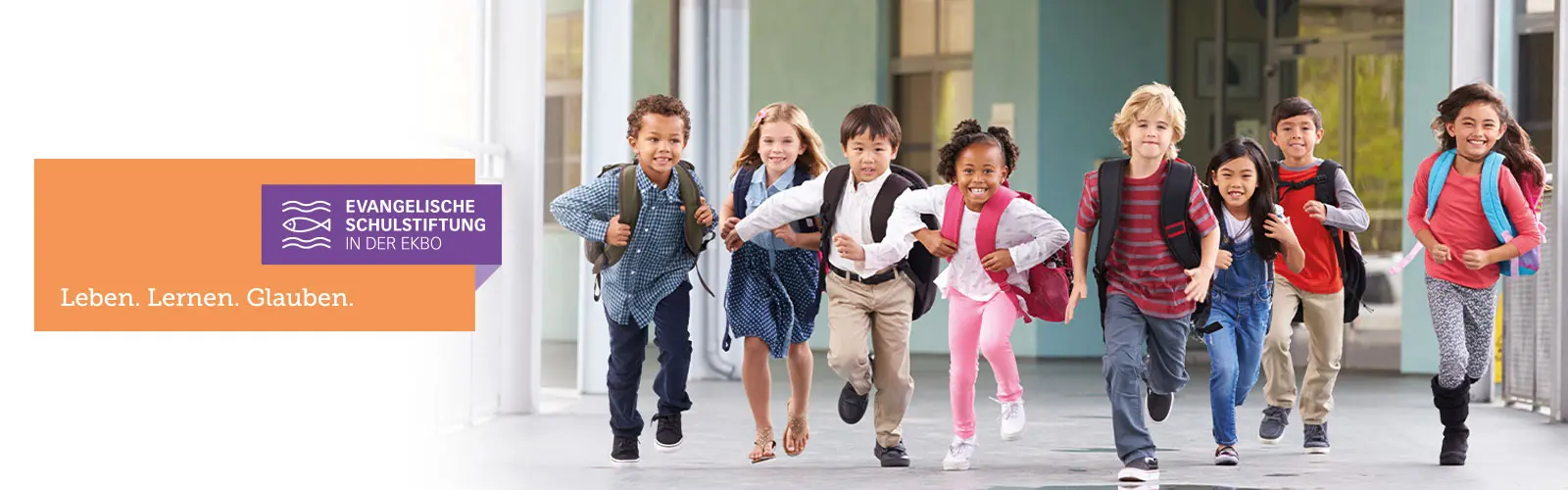 Fröhliche Schulkinder rennen auf Kamera zu; Logo & Motto der Evangelischen Schulstiftung in der EKBO