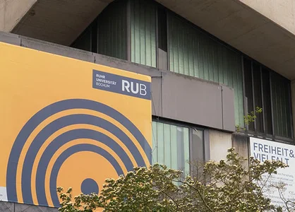 Außenansicht der RUB mit großem Banner zur Karrieremesse 2025 am Veranstaltungszentrum