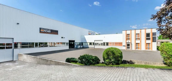 Firmengebäude von Winterhoff Picard mit Produktionshalle, Bürotrakt und Hofeinfahrt.