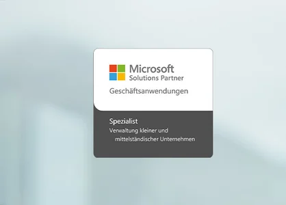 Zwei Personen im Büro beim High-Five, links Logo Microsoft Solutions Partner KMU-Verwaltung.