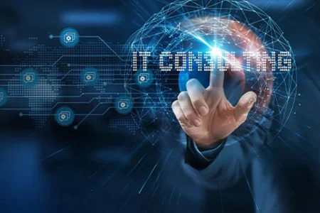 IT-Dienstleistungen für eine optimal vernetzte Infrastruktur Person tippt auf IT Consulting auf blauem virtuellen Dashboard mit digital vernetzter Weltkugel