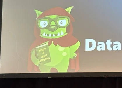 Leinwand zeigt Folie „Hi Datamonsters!“ mit grüner Monsterfigur bei der SQL-Konferenz 2026.