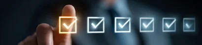 Finger tippt auf leuchtendes Kontrollkästchen mit Häkchen vor unscharfem Hintergrund.
