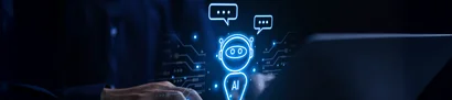 Der unitop Learning Copilot in Aktion | 1905 x 425 Pixel Person chattet mit KI-Chatbot am Laptop, Logo von unitop Learning Copilot unten rechts