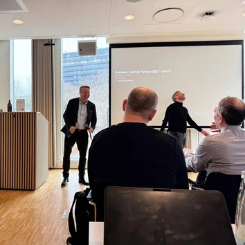 Jannik Bausager und Christian Baek von Microsoft lachend beim Partner-Treffen in Kopenhagen