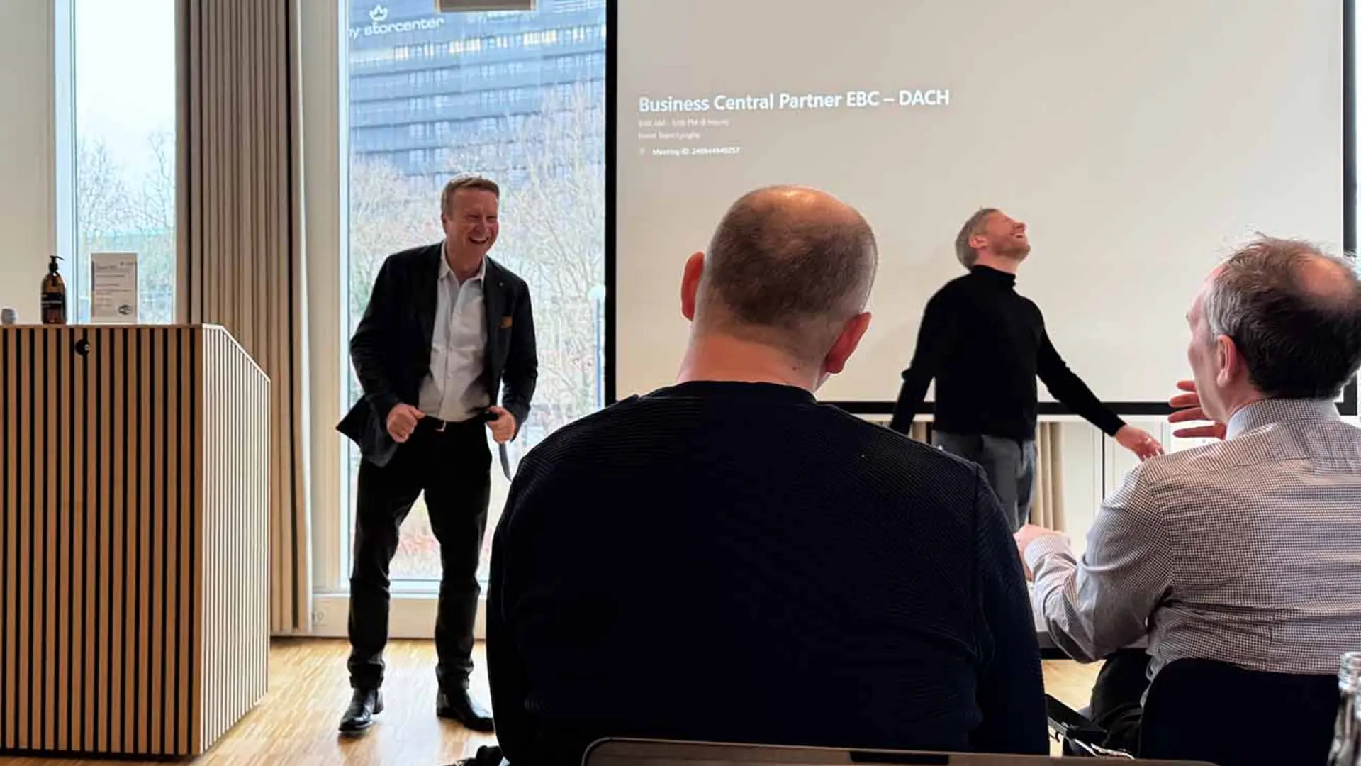 Jannik Bausager und Christian Baek von Microsoft lachend beim Partner-Treffen in Kopenhagen