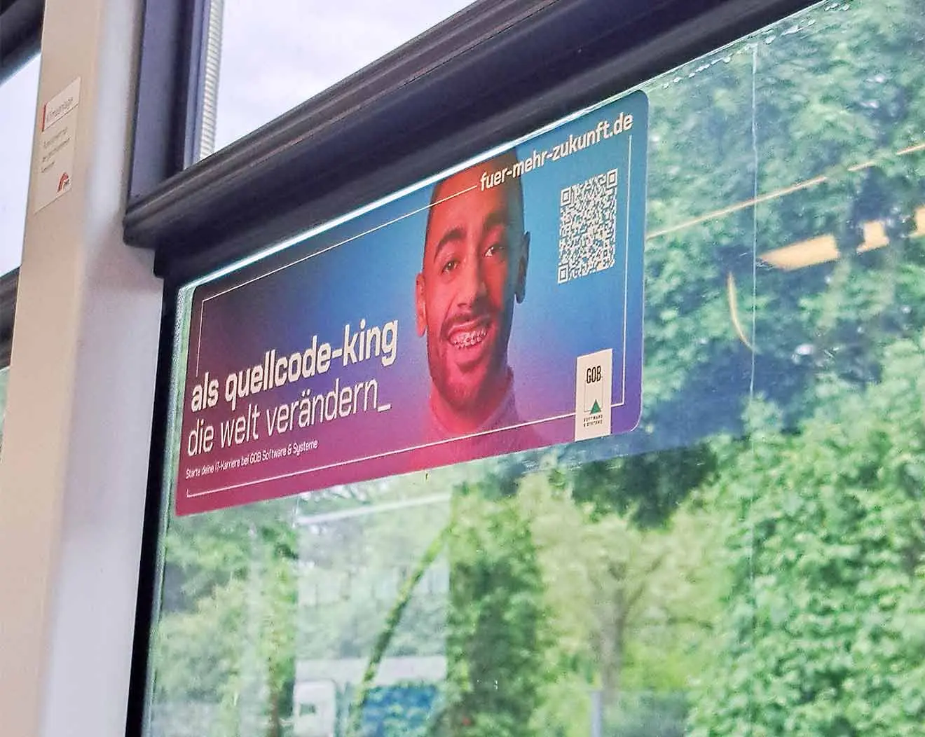 Quellcode-King auf FuerMehrZukunft-Seitenscheibenplakat in Krefelder Bahn