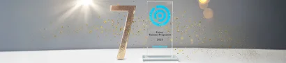 Auszeichnung „Faires Trainee-Programm 2025“ von Trendence mit goldener 7 und funkelnden Partikeln