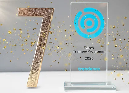 Trendence Award 2025 | 7. Auszeichnung in Folge | 1905 x 425 Pixel Auszeichnung „Faires Trainee-Programm 2025“ von Trendence mit goldener 7 und funkelnden Partikeln