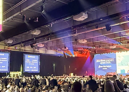 Große Eröffnungs-Session der Directions EMEA 2025 in Posen mit Bühne, Screens und Publikum.