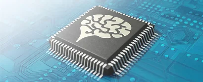 Visualisierung des KI-Add-ons für unitop: stilisierter Chip mit Gehirnstruktur auf blauer Platine