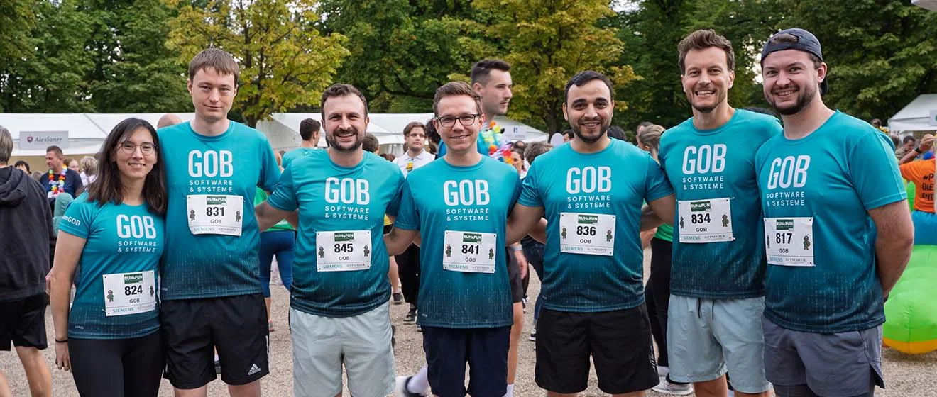 Sieben GOB-Läufer vor dem RUN & FUN 2026 an der Krefelder Galopprennbahn.