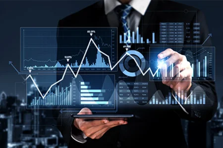 Power BI | Business Intelligence Geschäftsperson nutzt ein Tablet mit digitalen Umsatzdiagrammen und Datenvisualisierungen