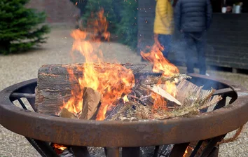 Feuerkorb mit brennenden Holzscheiten auf dem GOB-Weihnachtsevent 2025 im Mengelshof.