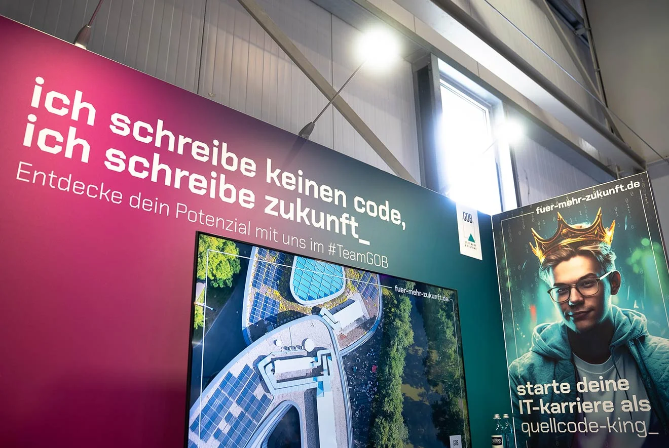 Der GOB-Stand auf der ITCS Köln 2024 – mit Quellcode-King GOB-Stand auf ITCS, Quellcode-King & Slogan "Ich schreibe keinen Code, ich schreibe Zukunft"