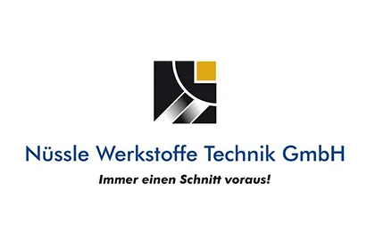 Nüssle Werkstoffe Technik GmbH: Logo Logo „Nüssle Werkstoffe Technik GmbH“ mit schwarzer Bildmarke und Claim „Immer einen Schnitt voraus!“.