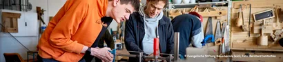 Werkstattalltag bei der esn – Copyright: Evangelische Stiftung Neuerkerode, Foto: Bernhard Janitschke Zwei Männer arbeiten gemeinsam in einer Werkstatt an einem technischen Modell.