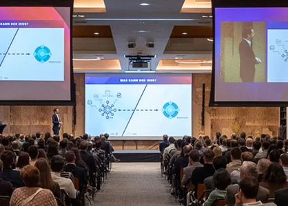 Kick-off 2025 der GOB im Van der Valk Airport Hotel Düsseldorf mit großem Team, Redner und Präsentation