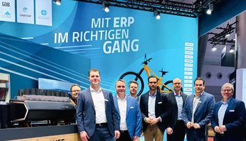 GOB-Team am Messestand mit ERP-Slogan, Propain-Bike und Kaffeebar auf der LogiMAT Stuttgart 2025