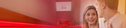 Rückblick Deutscher Fundraising Kongress 2024: Rot beleuchtete Treppe zum DFK 2024