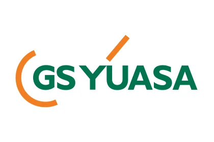 Logo von GS Yuasa mit grünem Schriftzug sowie orangem Halbkreis und Pfeil darüber.
