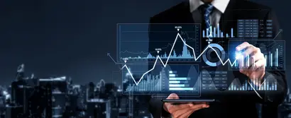 Geschäftsperson nutzt ein Tablet mit digitalen Umsatzdiagrammen und Datenvisualisierungen