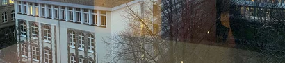 Ausblick aus dem SuperC über den RWTH-Campus auf dem Career Day 2026 Blick auf ein Hochschulgebäude der RWTH Aachen in der Abenddämmerung.