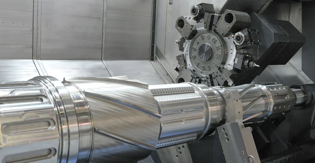 Hochpräzise Metallbearbeitung: CNC-Drehmaschine im Einsatz bei der Fertigung komplexer Bauteile Drehmaschine bearbeitet ein großes, komplex gefrästes Metallbauteil mit Konturen und Vertiefungen