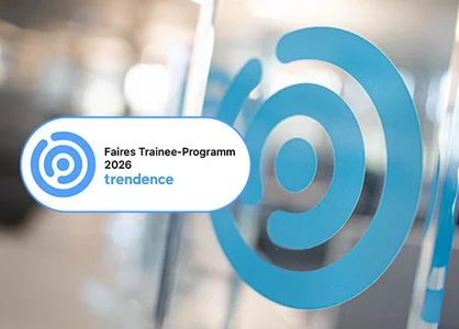 trendence Award mit Aufschrift „Faires Trainee-Programm 2026“ und blauem Logo im Vordergrund