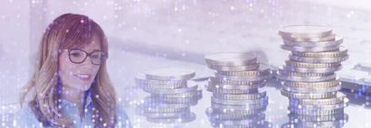 Junge Frau blickt auf Geldstücke