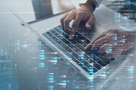 IT-Lösungen im Einsatz Person steuert über Laptop-Tastatur IT-Prozesse; virtuelle Daten- & Servergrafiken im Hintergrund