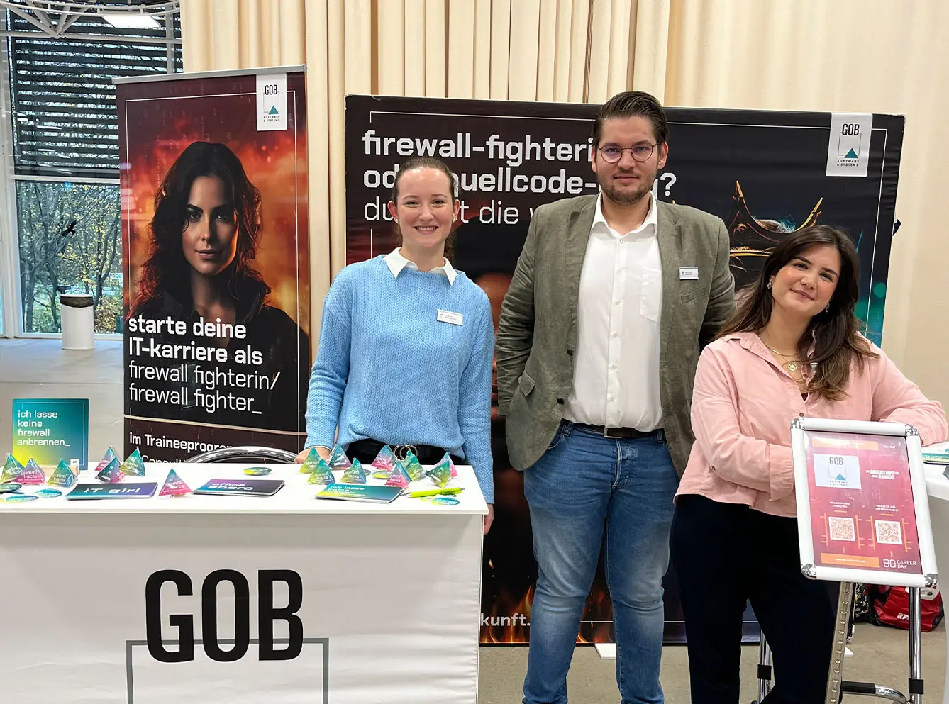 Messestand der GOB mit drei Personen, die IT-Karrieren und Traineeprogramme bewerben.