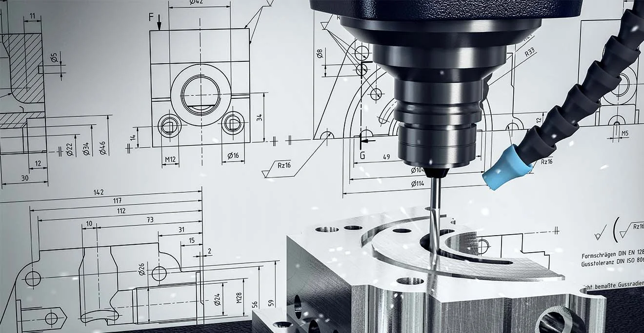 CNC-Fräse bearbeitet ein Metallteil vor technischer Zeichnung mit Maßen, Toleranzen und Details