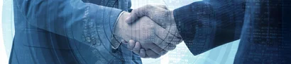 Zwei IT-Spezialisten feiern mit einem Handschlag den Erfolg Ihrer Business-Partnerschaft