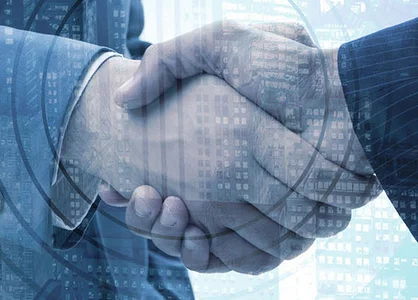 Zwei IT-Spezialisten feiern mit einem Handschlag den Erfolg Ihrer Business-Partnerschaft