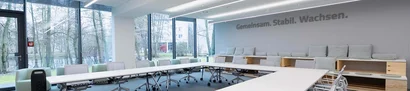 Neuer Schulungsraum bei GOB: hell und mit Wohlfühlatmosphäre Schulungsraum bei GOB mit U-Tisch, Stühlen, Fensterfront und Motto „Gemeinsam. Stabil. Wachsen.“