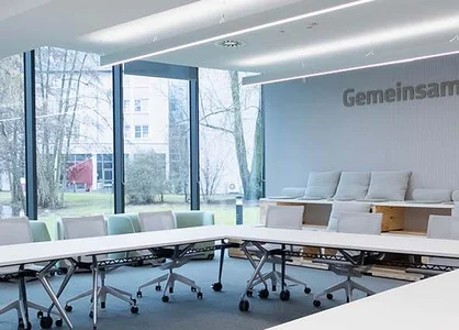 Neuer Schulungsraum bei GOB: hell und mit Wohlfühlatmosphäre Schulungsraum bei GOB mit U-Tisch, Stühlen, Fensterfront und Motto „Gemeinsam. Stabil. Wachsen.“