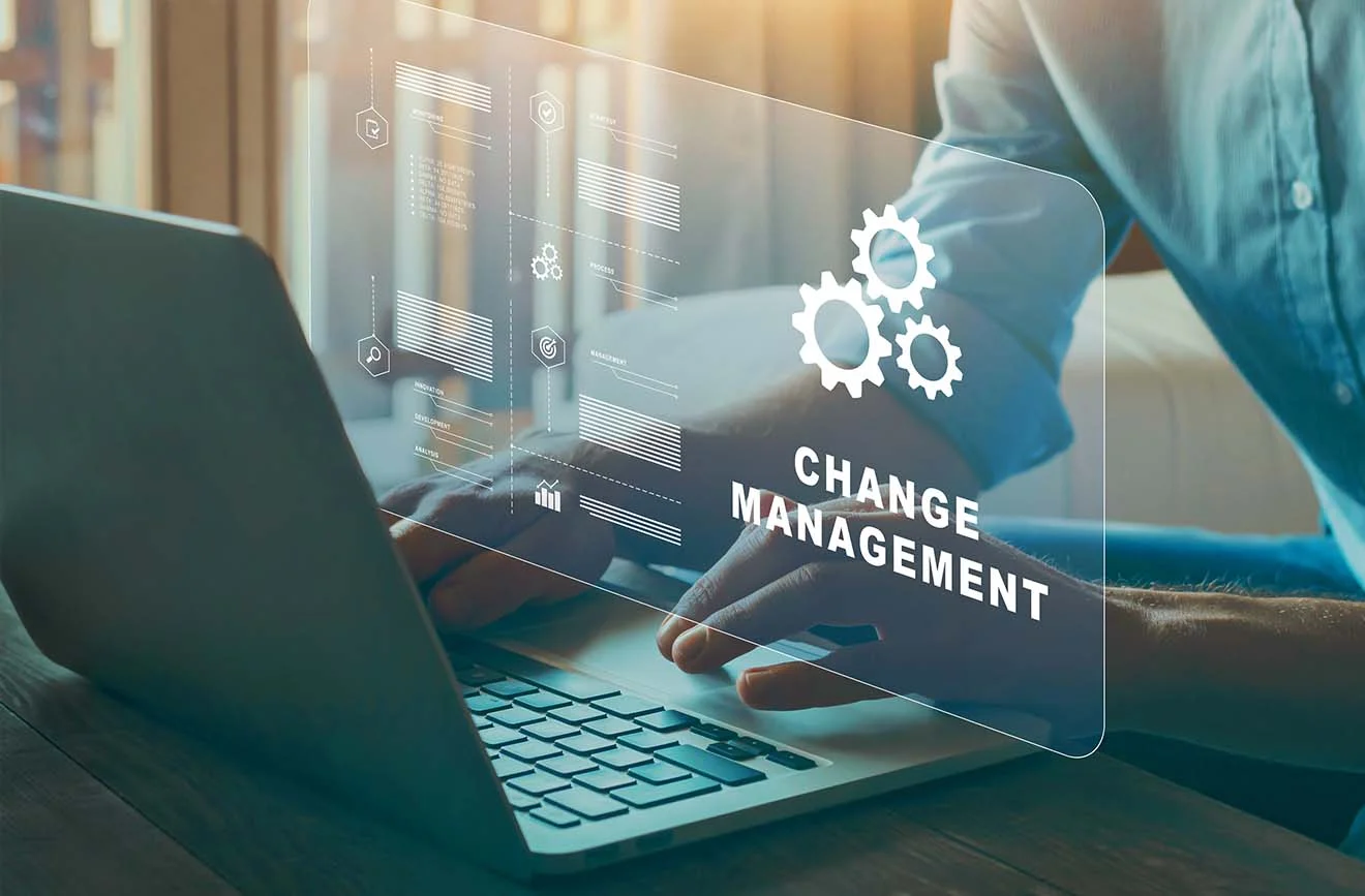 Analysen für erfolgreiches Change-Management Laptop-Nutzer arbeitet an Change-Management-Prozess mit virtuellen Zahnrädern und Informationsanzeige
