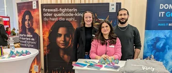 Drei Teammitglieder am GOB-Messestand mit Infomaterial und Postern auf dem BO Career Day 2025.