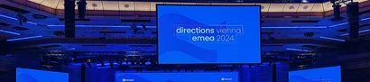 Die Bühne der Directions EMEA 2024 in Wien | 1905 x 425 Pixel Großes Publikum vor der Bühne der Directions EMEA 2024 in Wien, Veranstaltung für Dynamics-Partner
