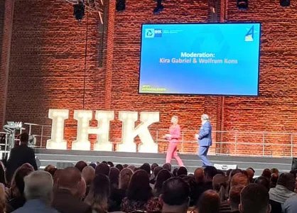 Bühne im KUNSTWERK Mönchengladbach für IHK-Bestenehrung 2024