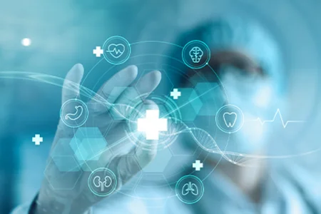 Arzt tippt auf transparente Oberfläche mit medizinischen Icons als Symbol für eHBA-Zugriff