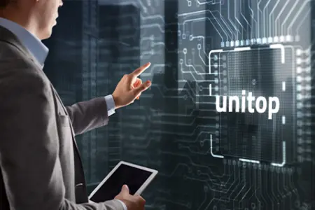 Mann in Anzug tippt auf digitale Symbole, um passende Add-ons für unitop auszuwählen